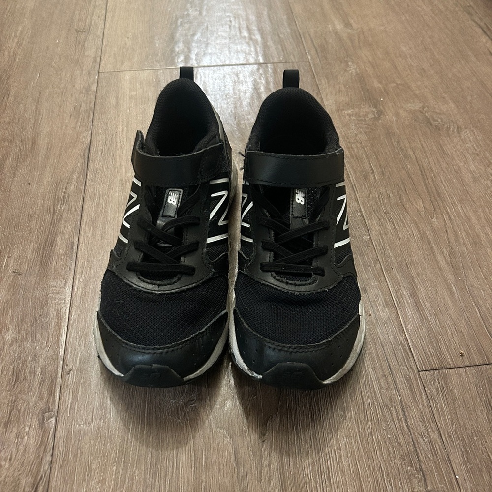 New Balance Black Sneakers Sleek Modern Design